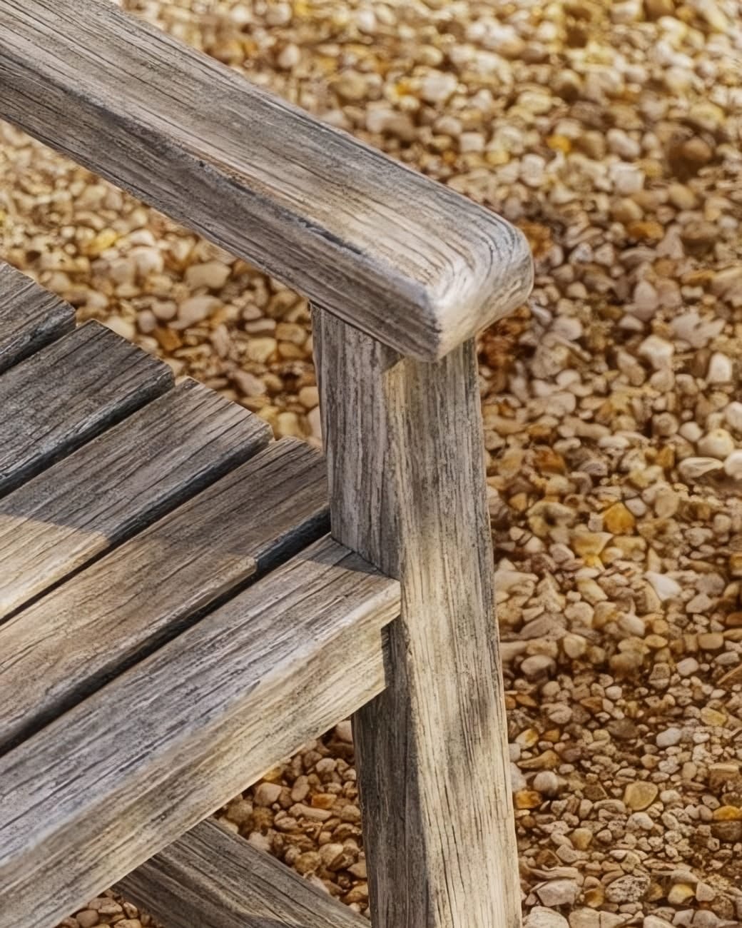 Bois patiné gris argenté après plusieurs saisons