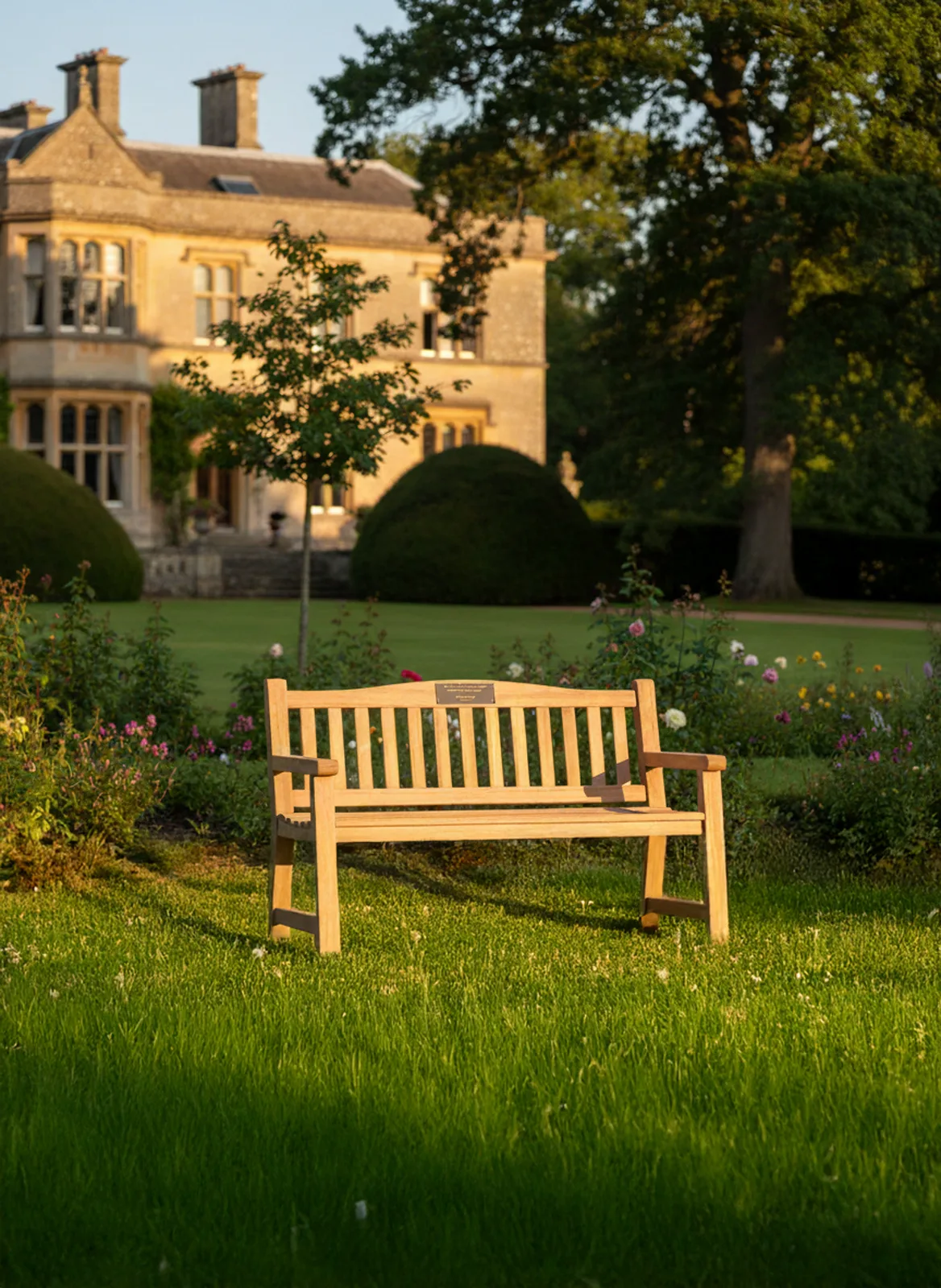 Un banc de mémoire dans un jardin paisible