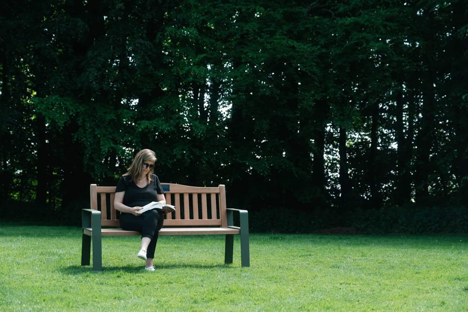 Banc de Mémoire® dans une allée forestière