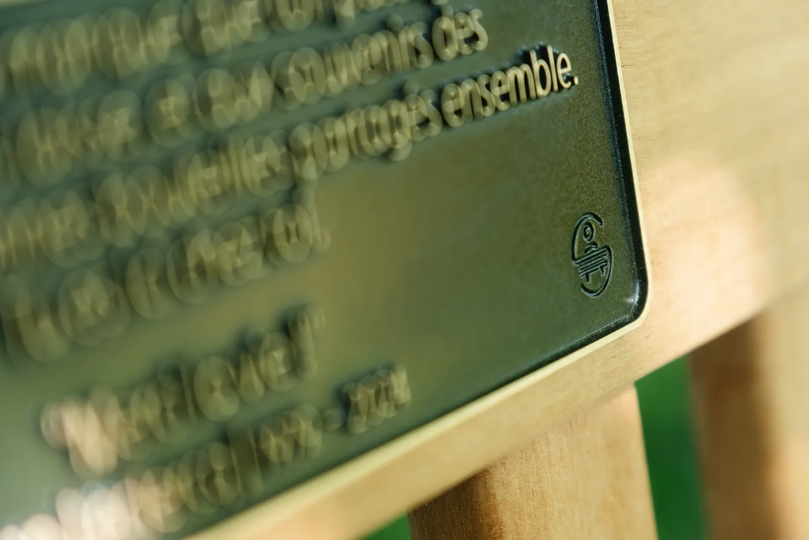 Détail du lettrage en relief d'une plaque Rétro