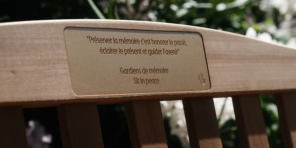 Plaque de gardiens de mémoire sur un banc